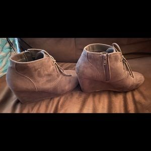 Universal Threads gently worn size 7 gray booties. Very cute!